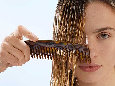 Das neue Run Through Detangling Shampoo von Oribe wirkt entwirrend und gegen Knoten im Haar