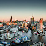 Panorama der Stadt Hamburg mit Hafen im Sonnenuntergang