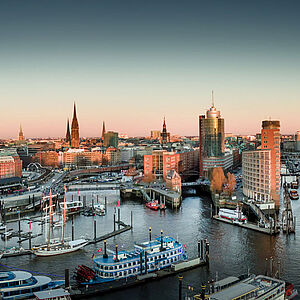 Panorama der Stadt Hamburg mit Hafen im Sonnenuntergang