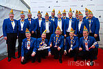 Siebzehn Männer in blauen Kostümen innen