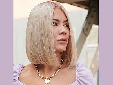 Indola Blonde Expert ist für besonders starke Aufhellleistungen um bis zu 9 Stufen geeignet & bietet FriseurInnen eine Palette aus Highlifts & Pastellfarben in 25 Nuancen