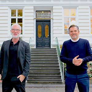 Dirk Brinkmann und Lars Nicolaisen vor ihrem gemeinsamen Salon in Hamburg