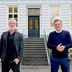 Dirk Brinkmann und Lars Nicolaisen vor ihrem gemeinsamen Salon in Hamburg
