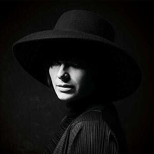 Die Gründerin von The Unseen Beauty Lauren Bowker mit stylishen Hut blickt in die Kamera. 