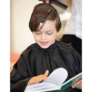 Kinder-Vorlesestunde beim Friseur - einen Haarschnitt gibt es dafür