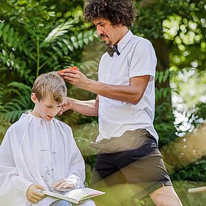 Lesekompetenz beim Friseur fördern - Kinder lesen vor